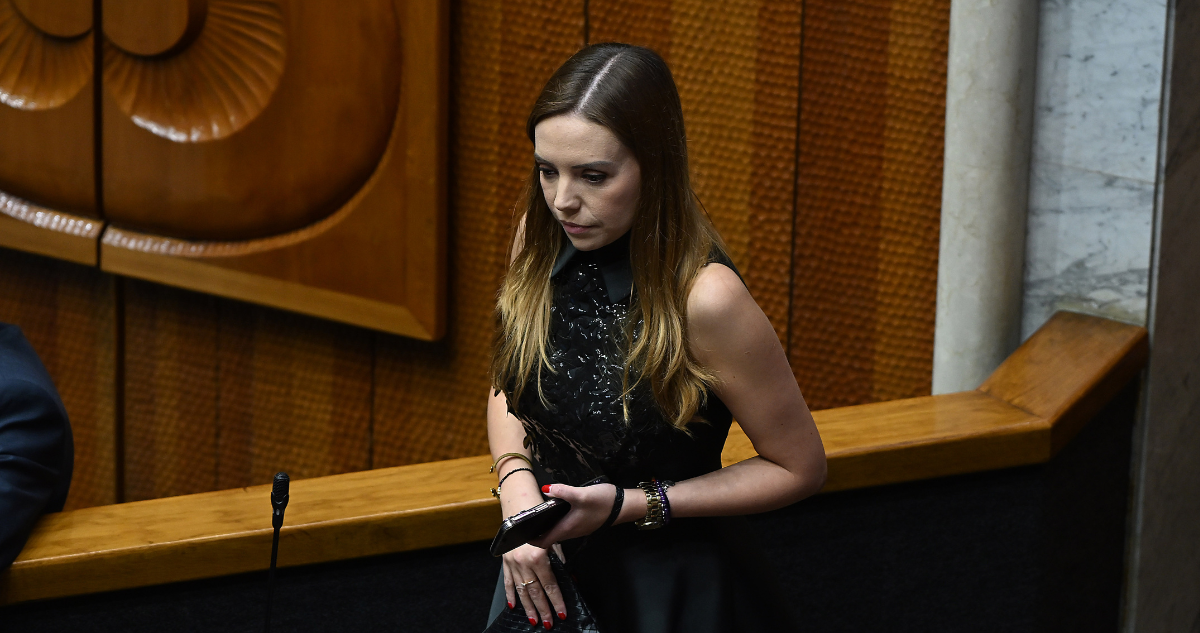 Nueva arista golpea a senadora Flores: $200 millones que no cuadran y gestión por terreno de su madre