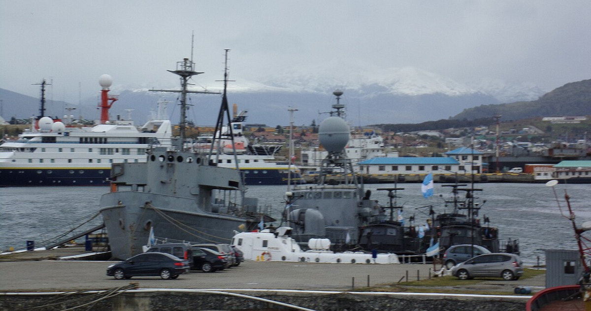 Un remolcador de la clase Abnaki (a la izquierda) atracado en Ushuaia, Argentina