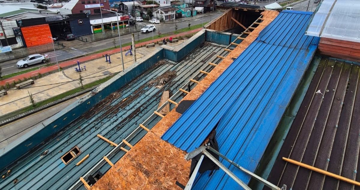 Así se voló techumbre de Mercado Municipal de Puerto Montt por vientos del sistema frontal