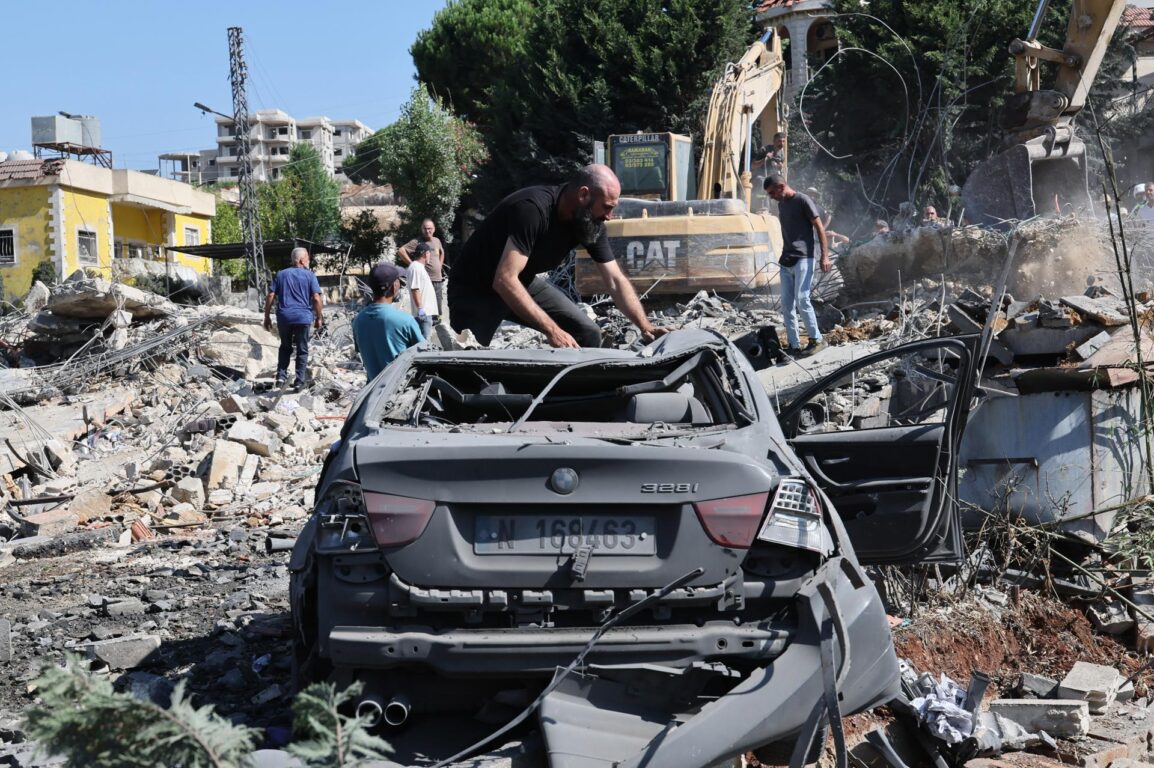 Escombros provocados por un ataque aéreo israelí en Kfar Rumman, en el sur del Líbano | EFE