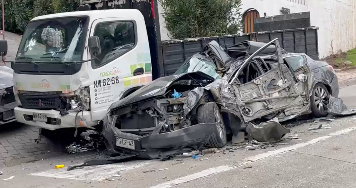 Auto quedó destruido tras accidente que involucró dos camiones en Lo Barnechea: hay 3 heridos