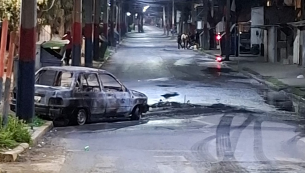 Balaceras, fuegos artificiales y un vehículo quemado es el saldo de "velorio simbólico" en Quilicura