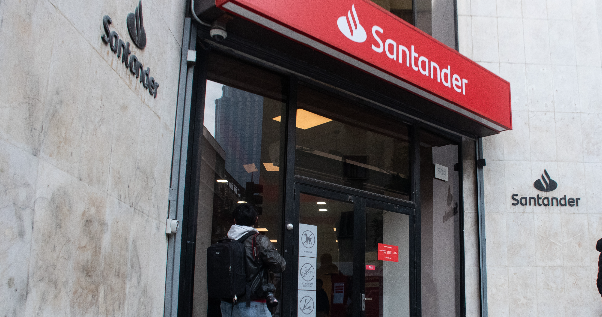 Banco Santander deberá devolver casi $90 millones tras haber recibido y pagado unos cheques falsos