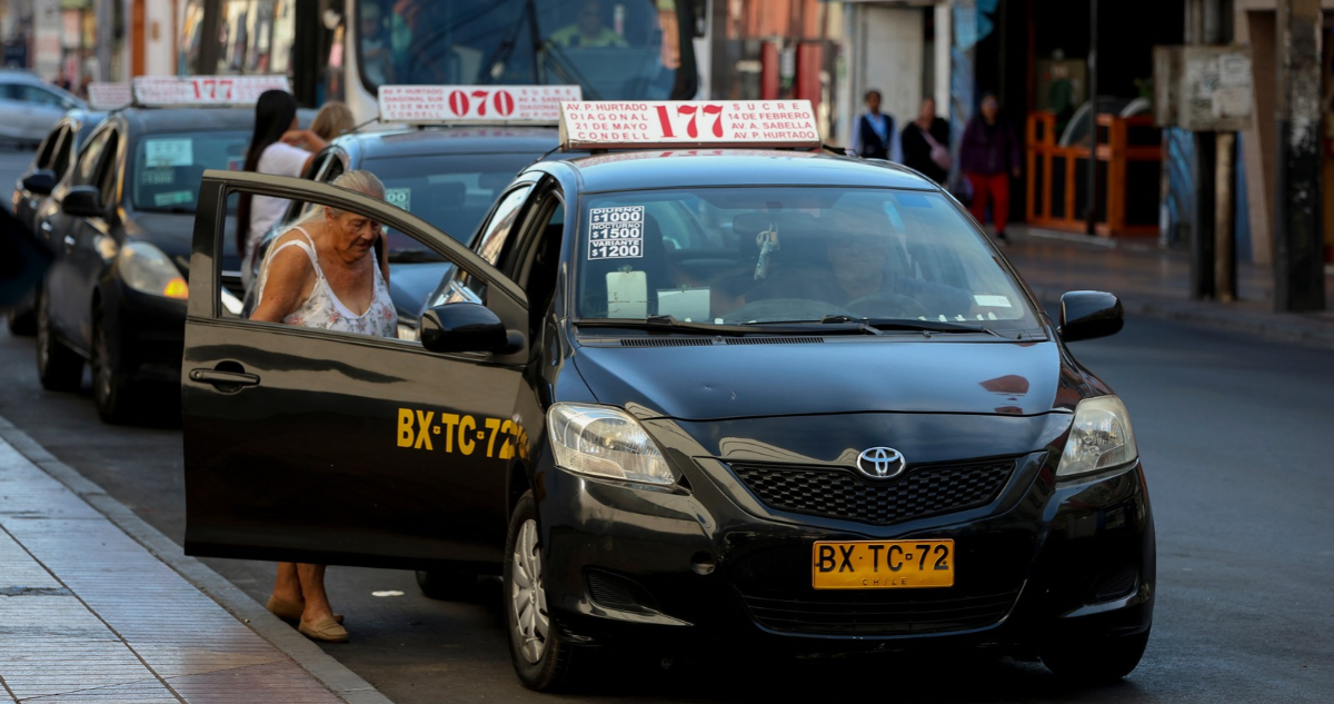 Proyecto busca extender asiento preferencial a taxis colectivos