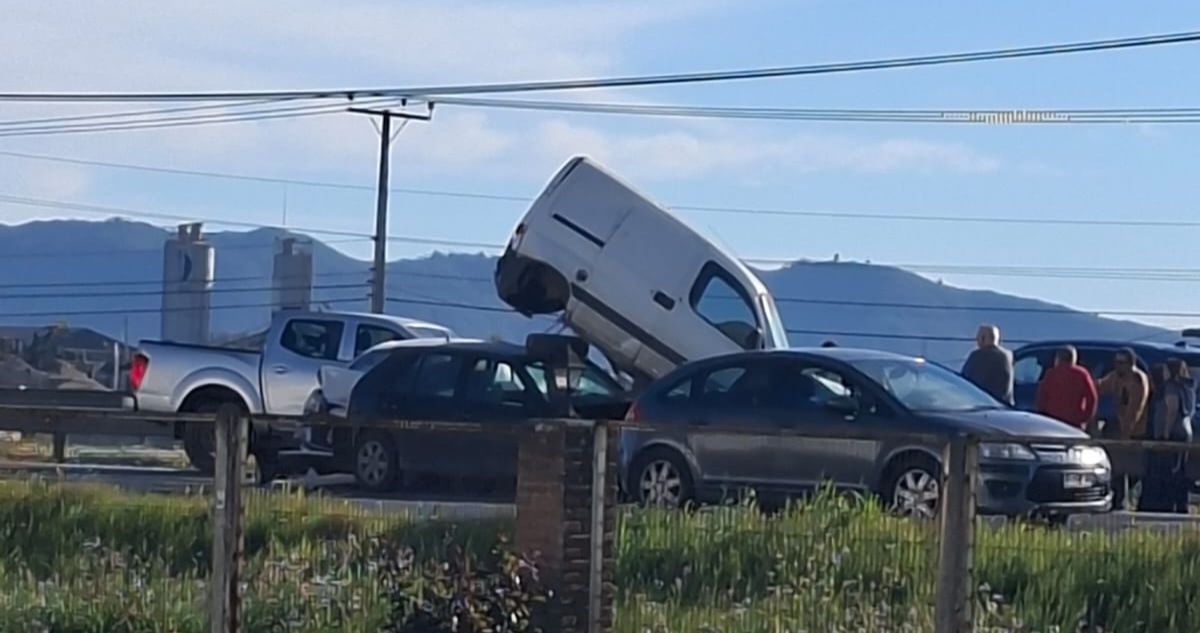 Furgón termina sobre otros vehículos tras violento accidente en Ruta 5 Sur a la altura de Maule