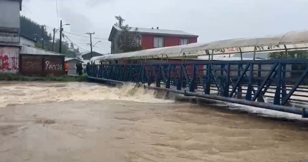 VIDEOS | Crecida del río alcanza Puente Galvarino y genera preocupación en Curanilahue