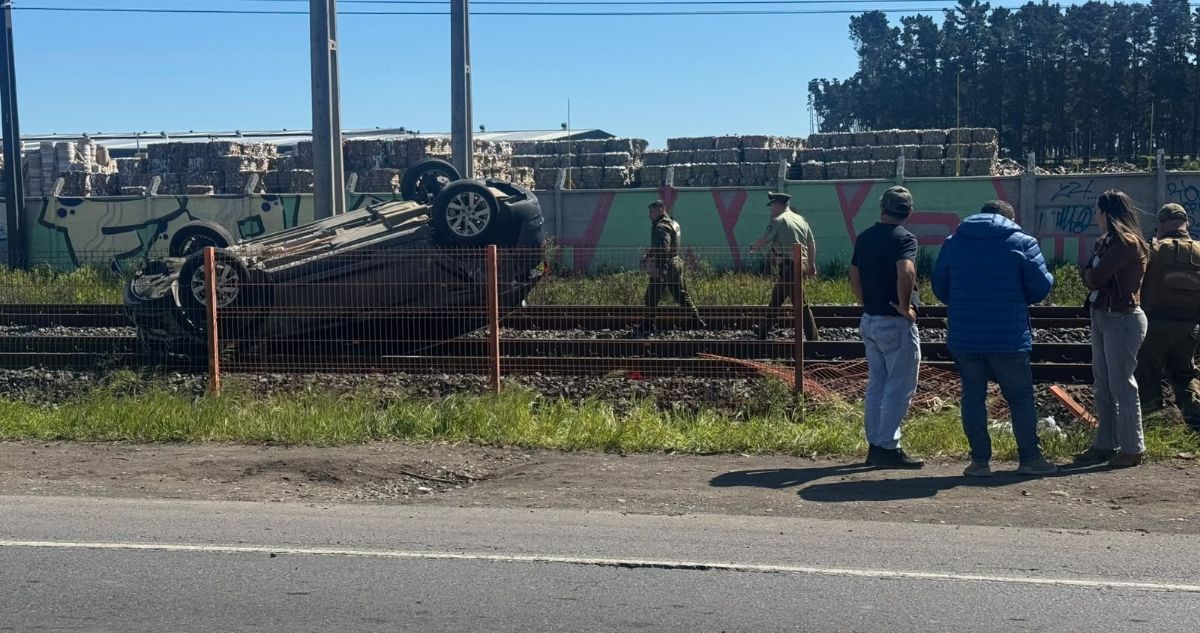 Vehículo terminó sobre la línea férrea tras volcar en la Ruta 160 en Coronel