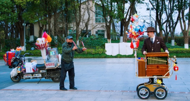 Beto Yurisic, organillero chileno en China
