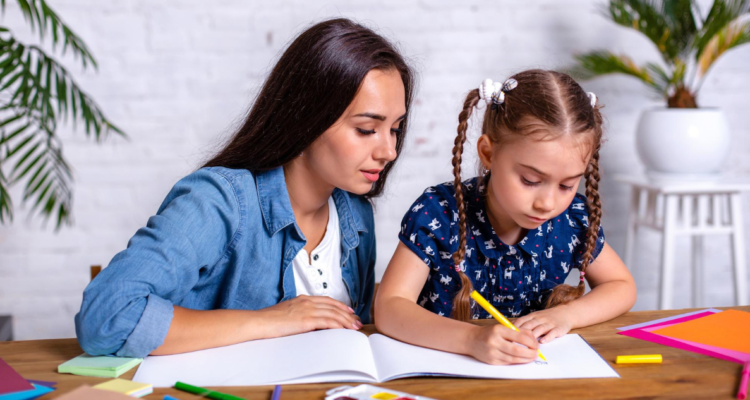 Mamá acompañando a su hija a hacer su tarea como en la técnica body doubling para el TDAH