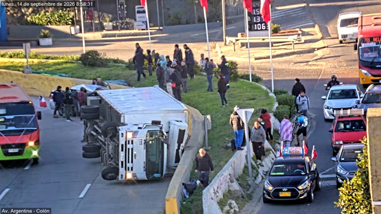 Camión vuelca en avenida Argentina de Valparaíso y aplasta a otro vehículo: conductor fue rescatado