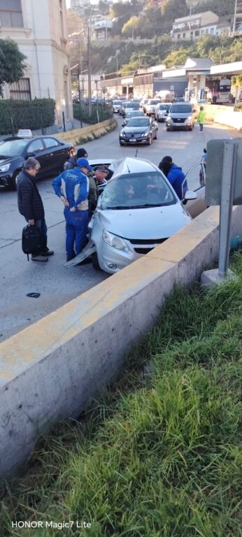 Camión vuelca en avenida Argentina de Valparaíso y aplasta a otro vehículo: conductor fue rescatado
