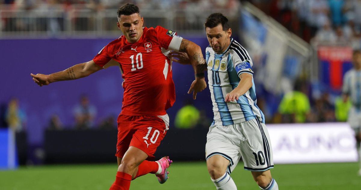 Granit Xhaka, capitán de Suiza, admitió haber falsificado su vacunación contra la covid-19.