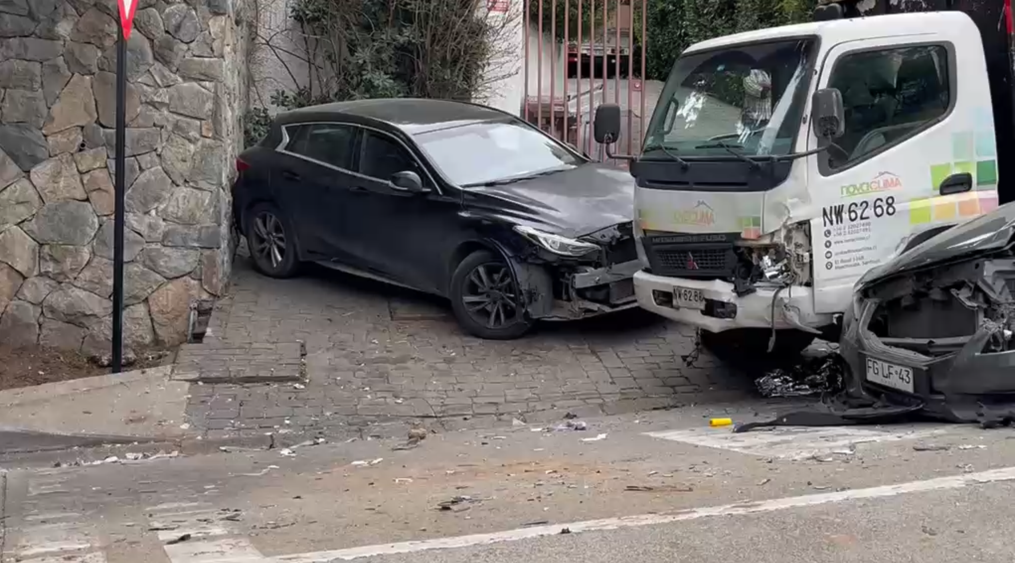 Auto quedó destruido tras accidente que involucró dos camiones en Lo Barnechea: hay 3 heridos