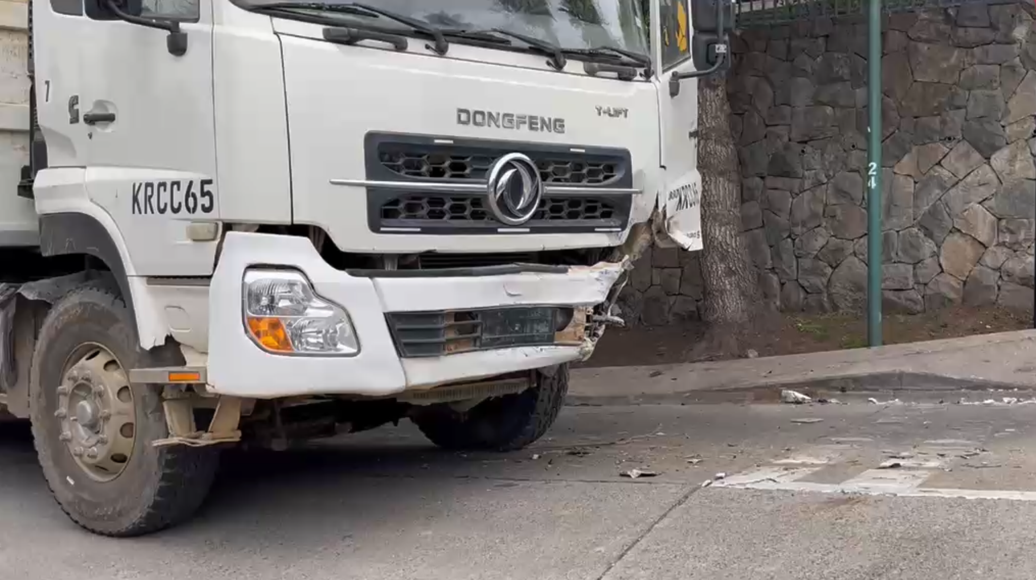 Auto quedó destruido tras accidente que involucró dos camiones en Lo Barnechea: hay 3 heridos