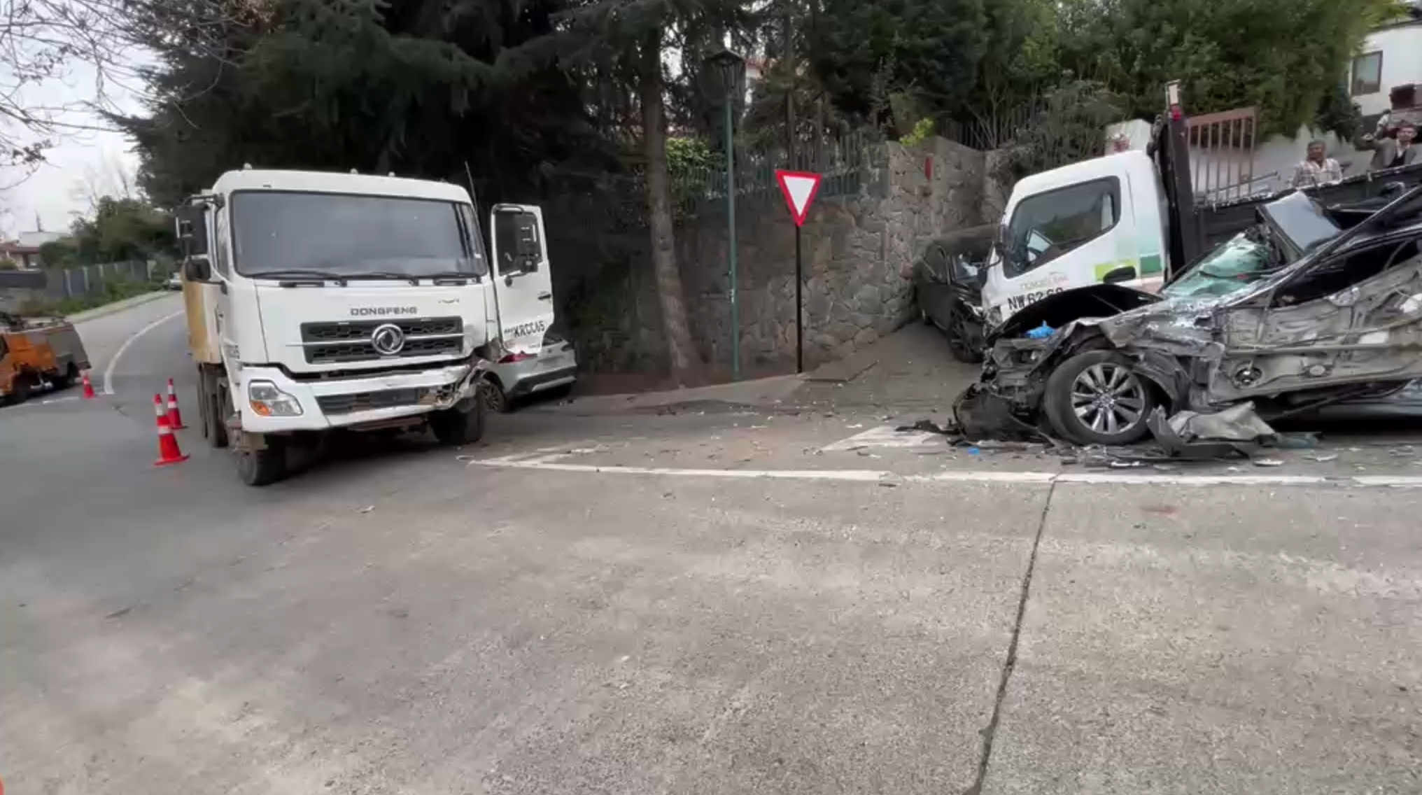 Auto quedó destruido tras accidente que involucró dos camiones en Lo Barnechea: hay 3 heridos
