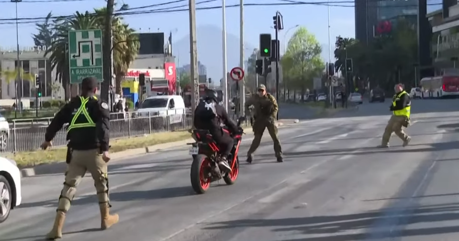 Detienen a motorista que atropelló a fiscalizador en La Reina: trabaja de guardia en Costanera Center