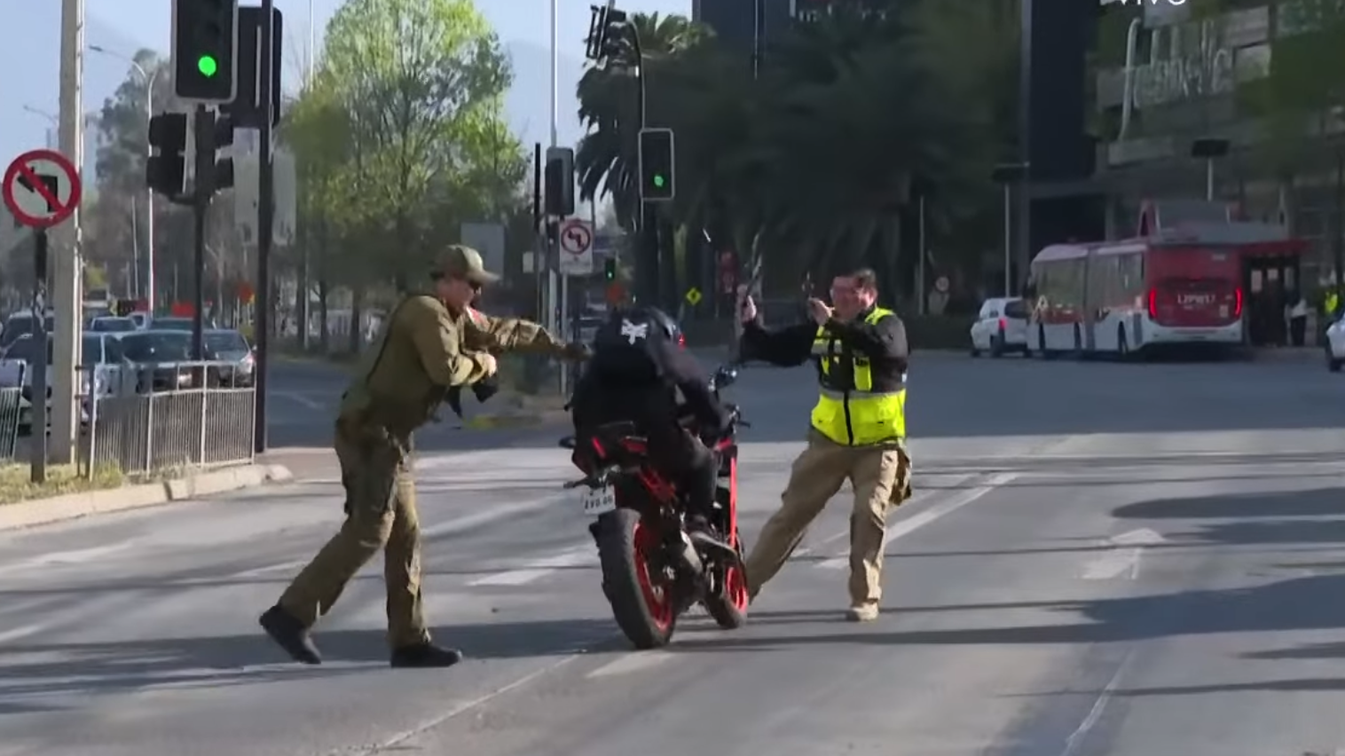 Detienen a motorista que atropelló a fiscalizador en La Reina: trabaja de guardia en Costanera Center