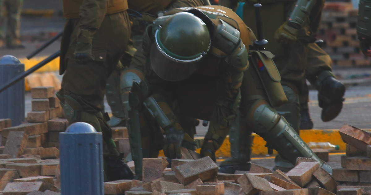 Carabinero reconstruye por videos el ataque con adoquín que lo dejó en coma y sin memoria