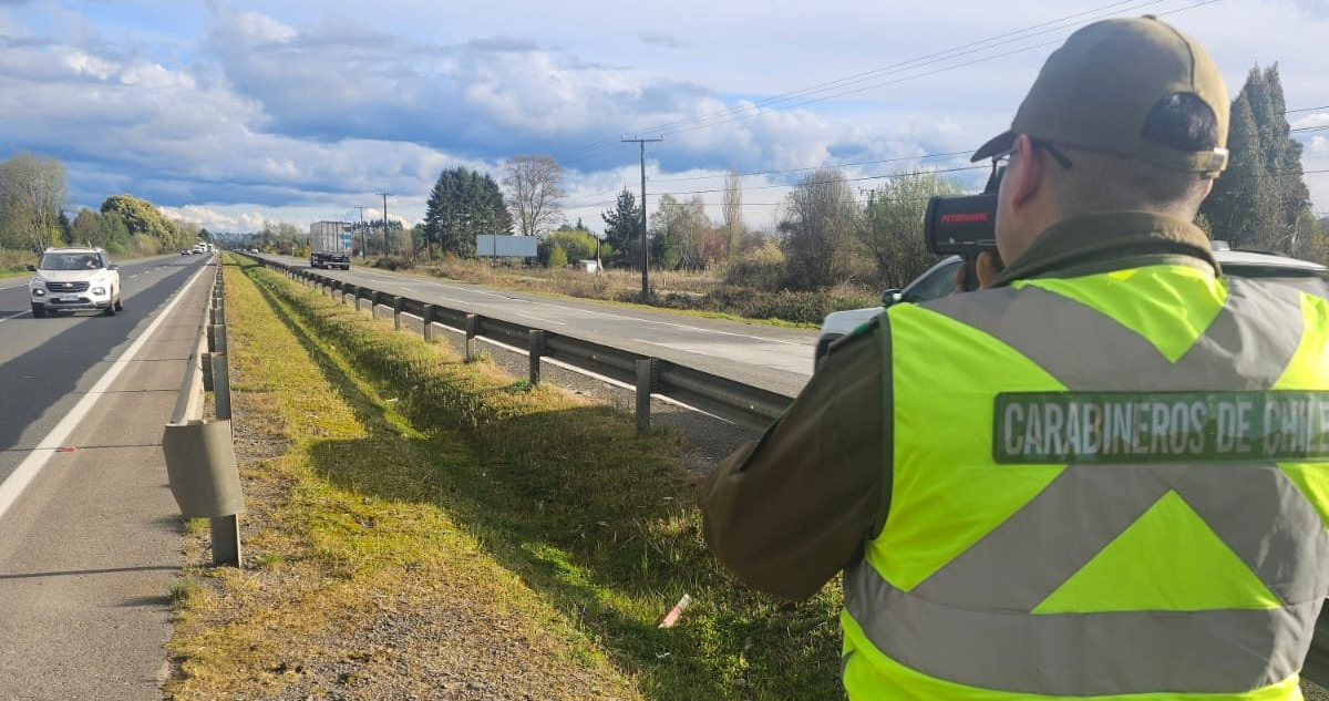 Colisión frontal de vehículos en ruta de Valdivia deja dos muertos y heridos en riesgo vital