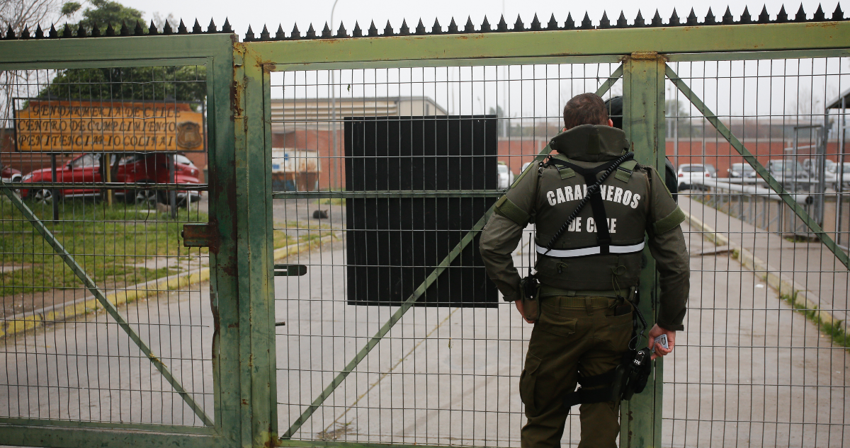 Carabineros detiene a gendarme de Colina I que evadió control: llevaba celulares y dinero en efectivo