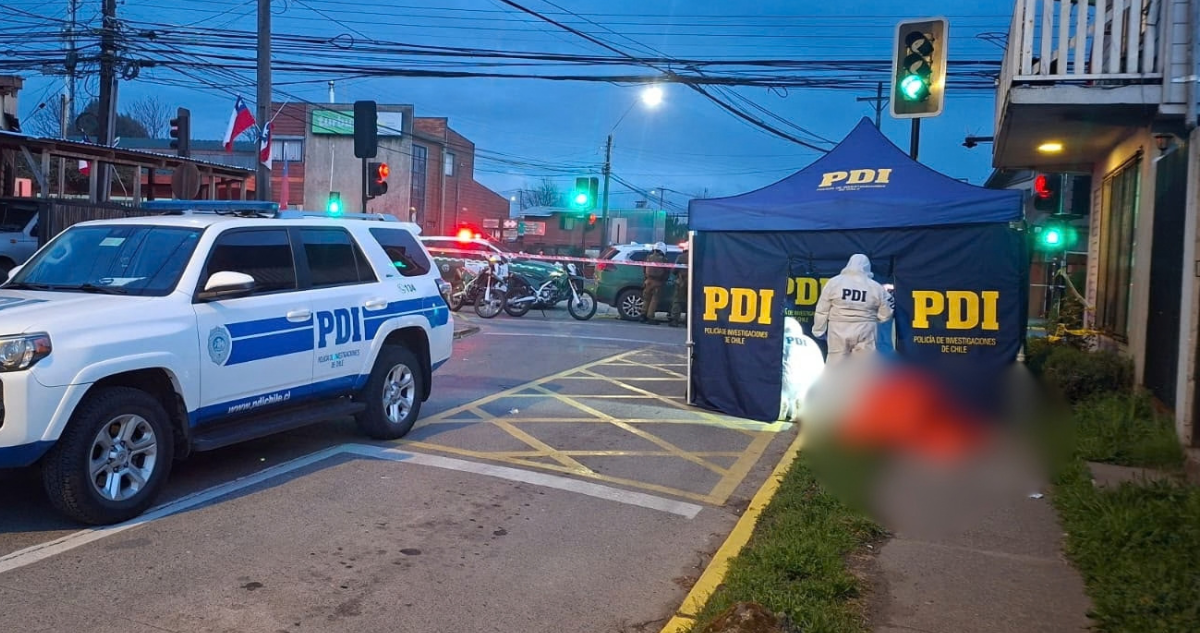 Hombre es asesinado tras ataque con arma blanca en pleno centro de Los Lagos: PDI investiga homicidio