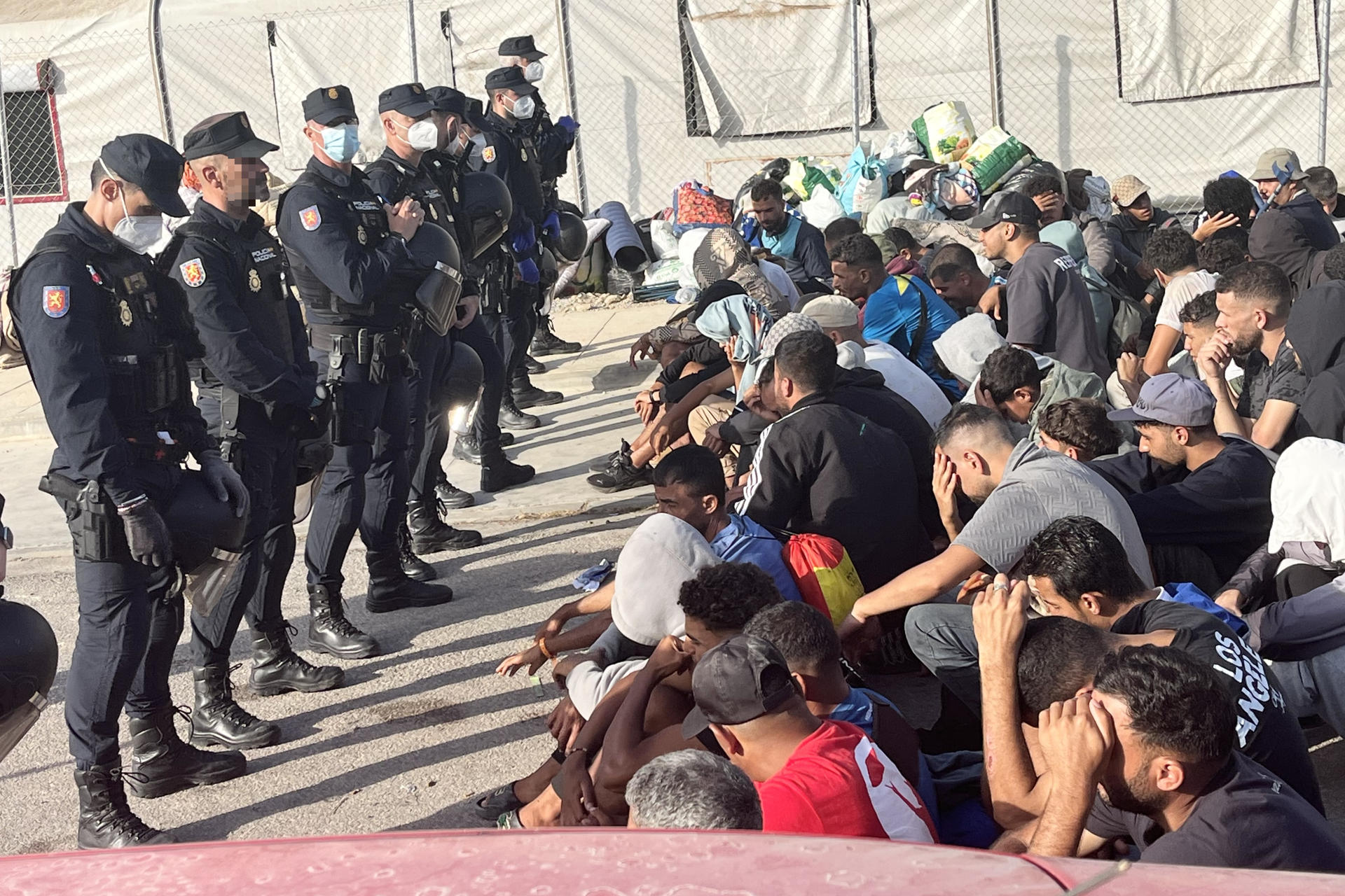 La Policía Nacional de España traslada a cientos de migrantes que dormían en las calles de Ceuta