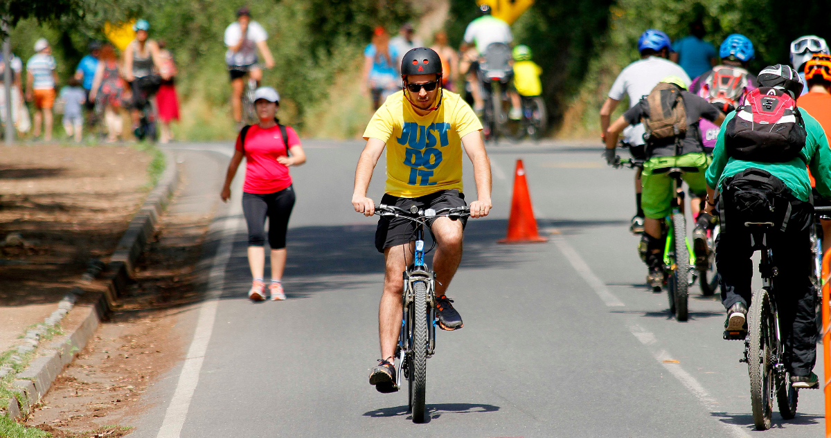 https://media.biobiochile.cl/wp-content/uploads/2026/09/ciclistas-cerro-san-cristobal.png