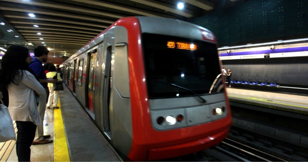 Cierran cinco estaciones de la Línea 4 del Metro por persona en las vías