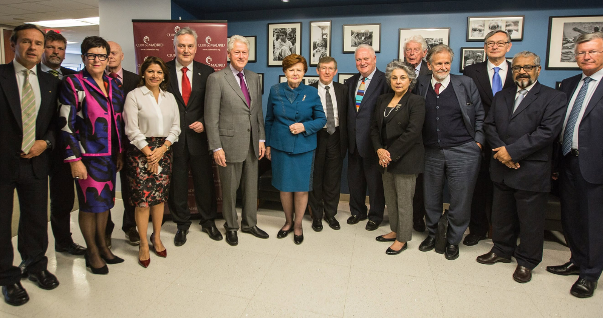 Archivo | Imagen del Club de Madrid en la que posan Bill Clinton, Tarja Halonen y Laura Chinchilla, expresidentes de EEUU, Finlandia y Costa Rica, respectivamente