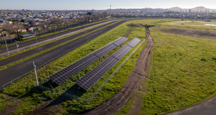 https://media.biobiochile.cl/wp-content/uploads/2026/09/club-hipico-de-concepcion-marca-hito-al-implementar-paneles-solares-750x400.jpg