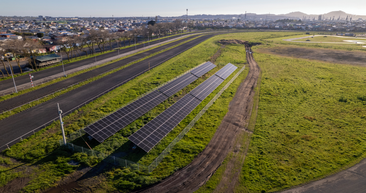 https://media.biobiochile.cl/wp-content/uploads/2026/09/club-hipico-de-concepcion-marca-hito-al-implementar-paneles-solares.jpg
