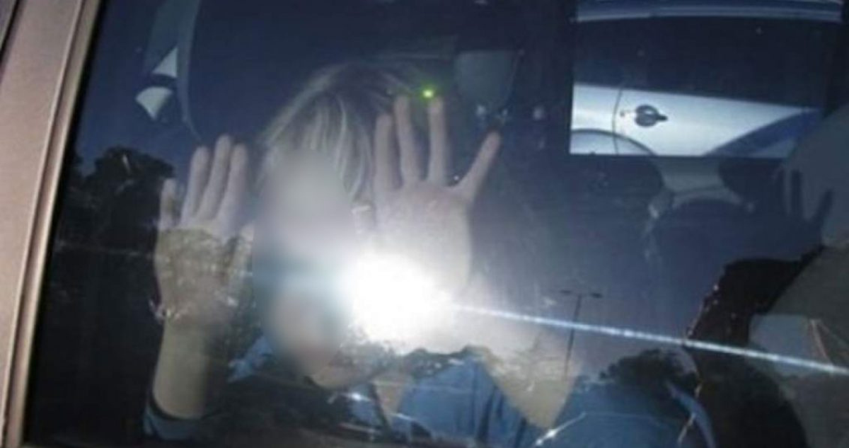 Rescatan a niño de 4 años que fue dejado solo dentro de auto con ventanas y puertas cerradas en Temuco