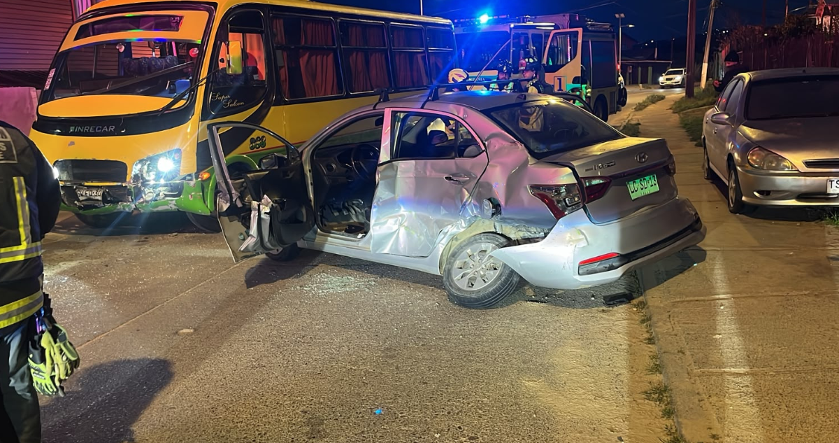 Una persona lesionada deja colisión entre microbús y automóvil en Quilpué