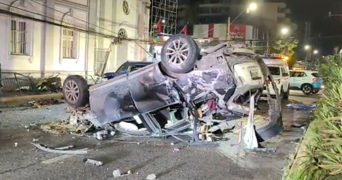 Vehículo termina volcado y destruido tras colisión en San Miguel: trasladaba a un individuo baleado
