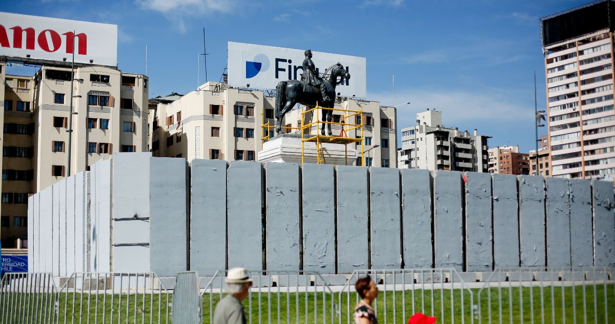 Con “material antigrafitis”: monumento al general Baquedano quedará descubierto tras la Parada Militar