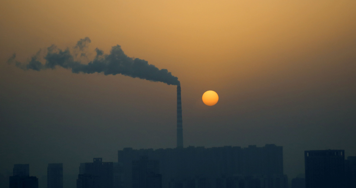 Foto de contaminación atmosférica para ilustrar nota sobre el riesgo de suicidio