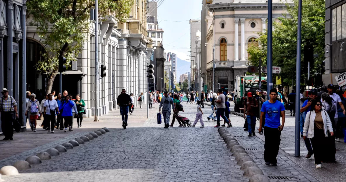Personas caminando por calle de Santiago.