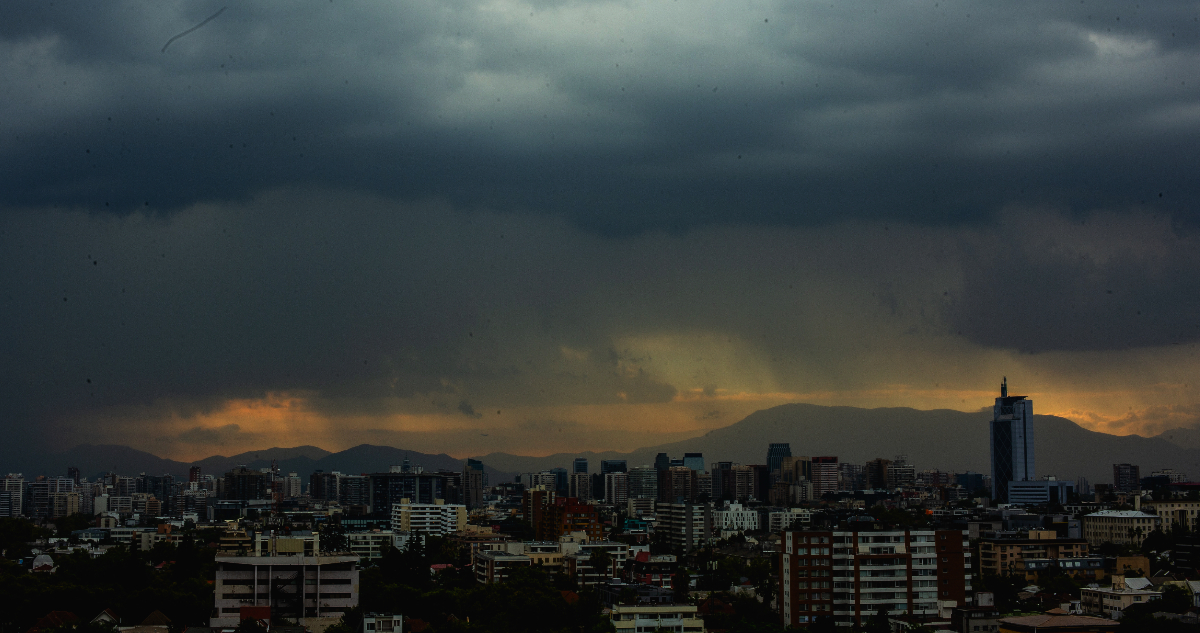 Declaran Alerta Temprana Preventiva para 10 comunas de RM por viento y posibles tormentas eléctricas