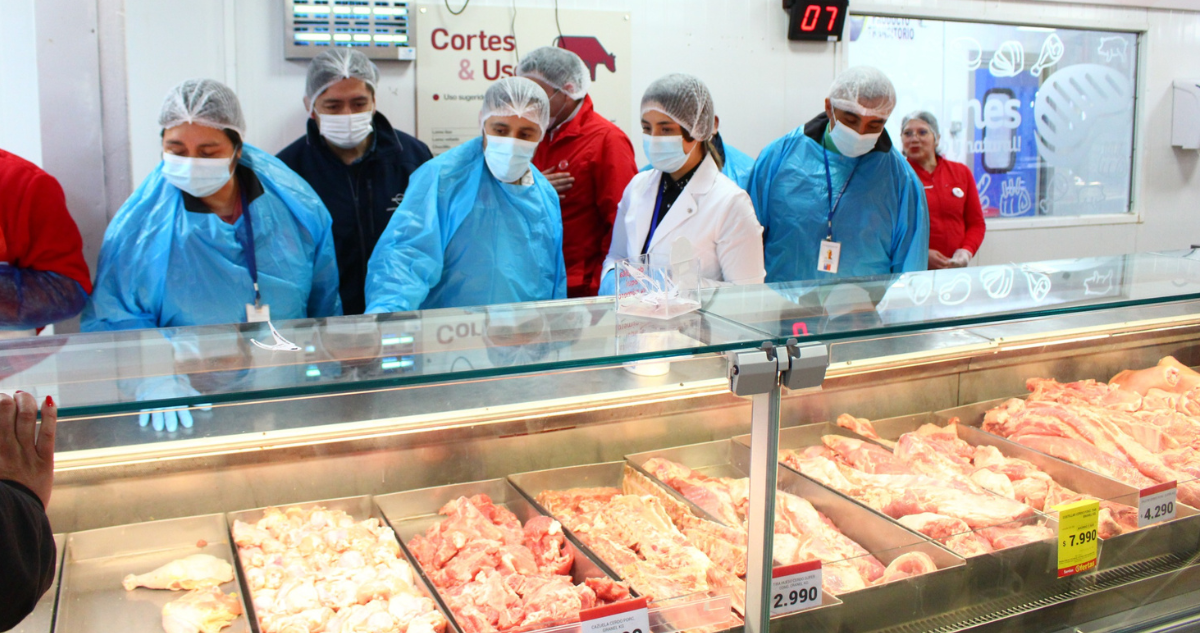 Pérdida de cadena de frío: decomisan 100 kilos de carne de ave en supermercado Santa Isabel en Castro