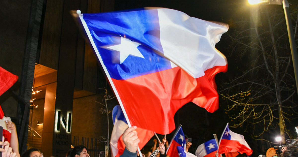 Banderas chilenas por celebración del triunfo del rechazo.