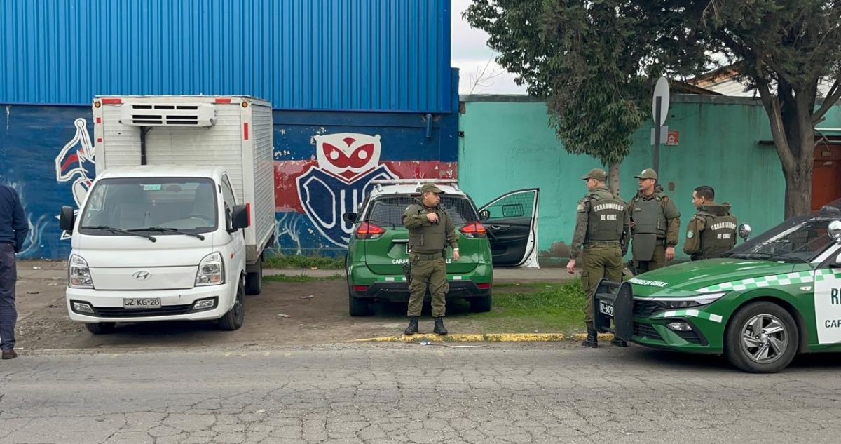 Delincuentes armados roban camión de cecinas y embutidos en Quinta Normal: lo abandonaron sin su carga