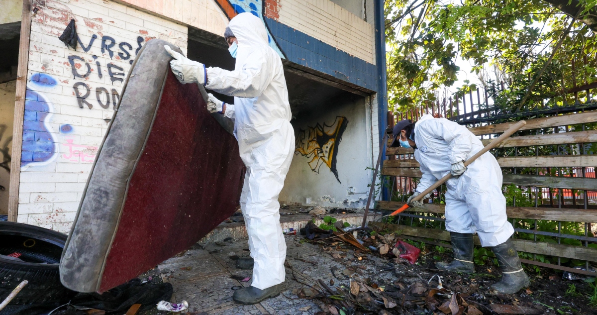 Desalojan casa abandonada usada por okupas en Concepción