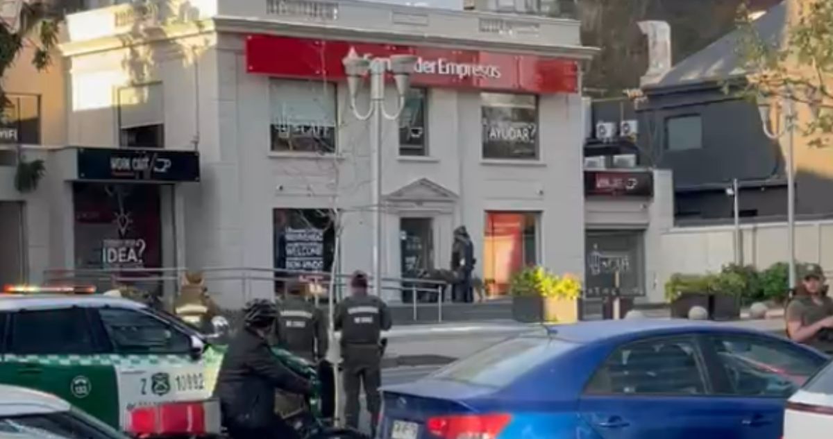 Desalojan inmediaciones de banco en Las Condes por artefacto sospechoso: GOPE inspecciona la zona