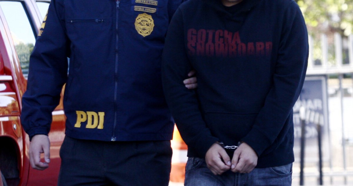 PDI detiene a hombre de 20 años por almacenamiento de material pornográfico infantil en Los Ángeles