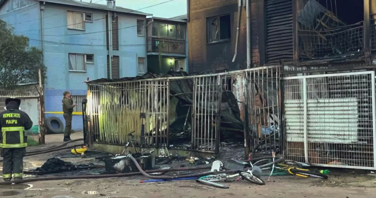 Detienen a mujer de 39 años acusada de iniciar fatal incendio en Cerrillos donde murió una pareja