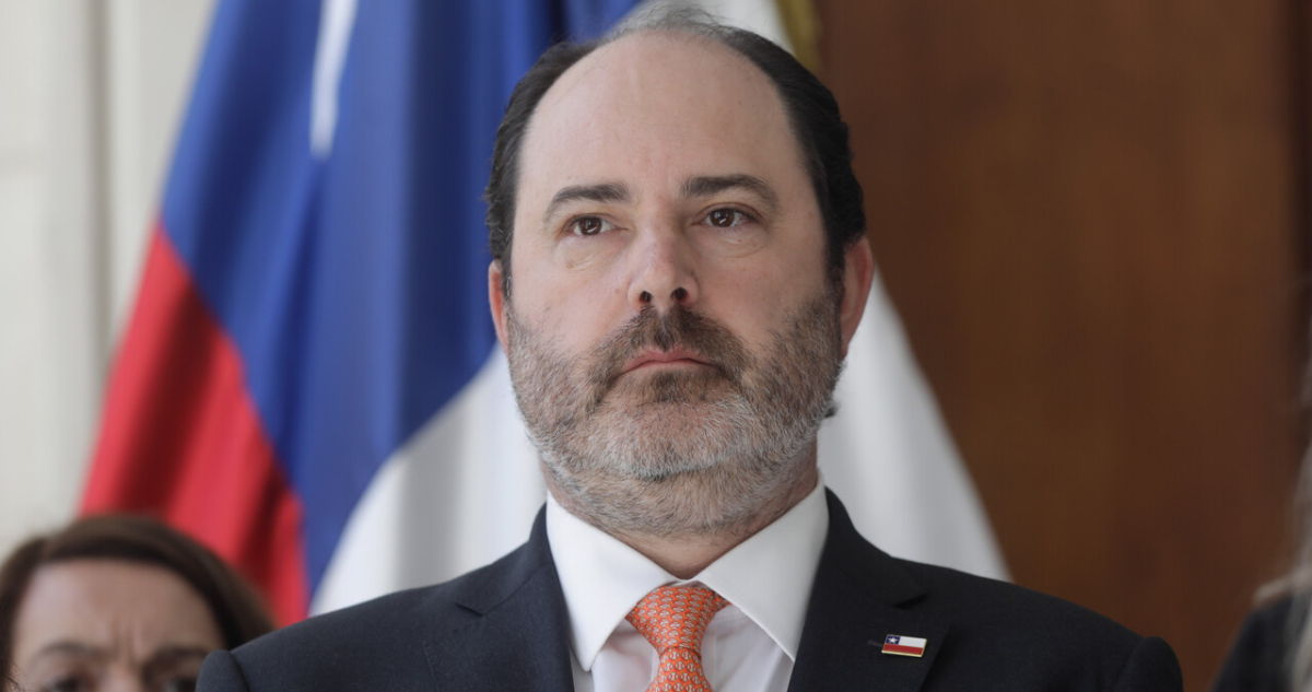Rau responde a críticas por su rol ante crisis laboral: “¿Dónde está el ministro? Haciendo la pega”