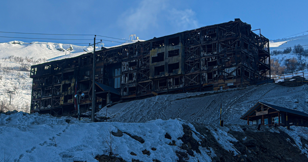 El día después: nuevos registros muestran magnitud del incendio que destruyó Hotel Alto Nevados
