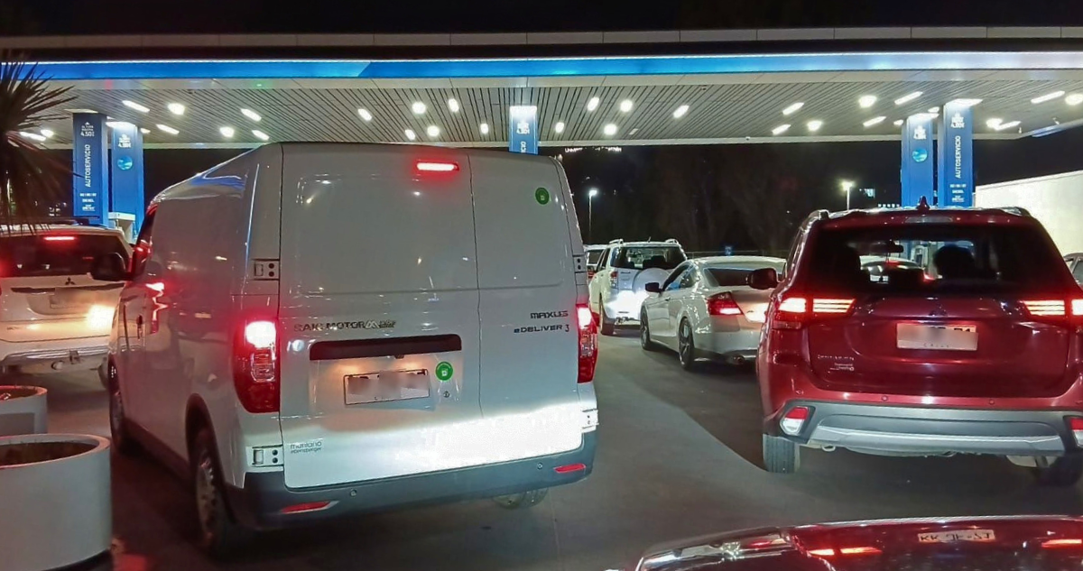 Filas en bencineras marcan horas previas a la fuerte alza de los combustibles