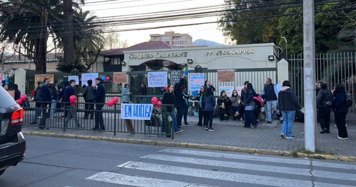 Docentes inician huelga en colegio de Ñuñoa y estudiantes llaman a asistir para apoyarlos