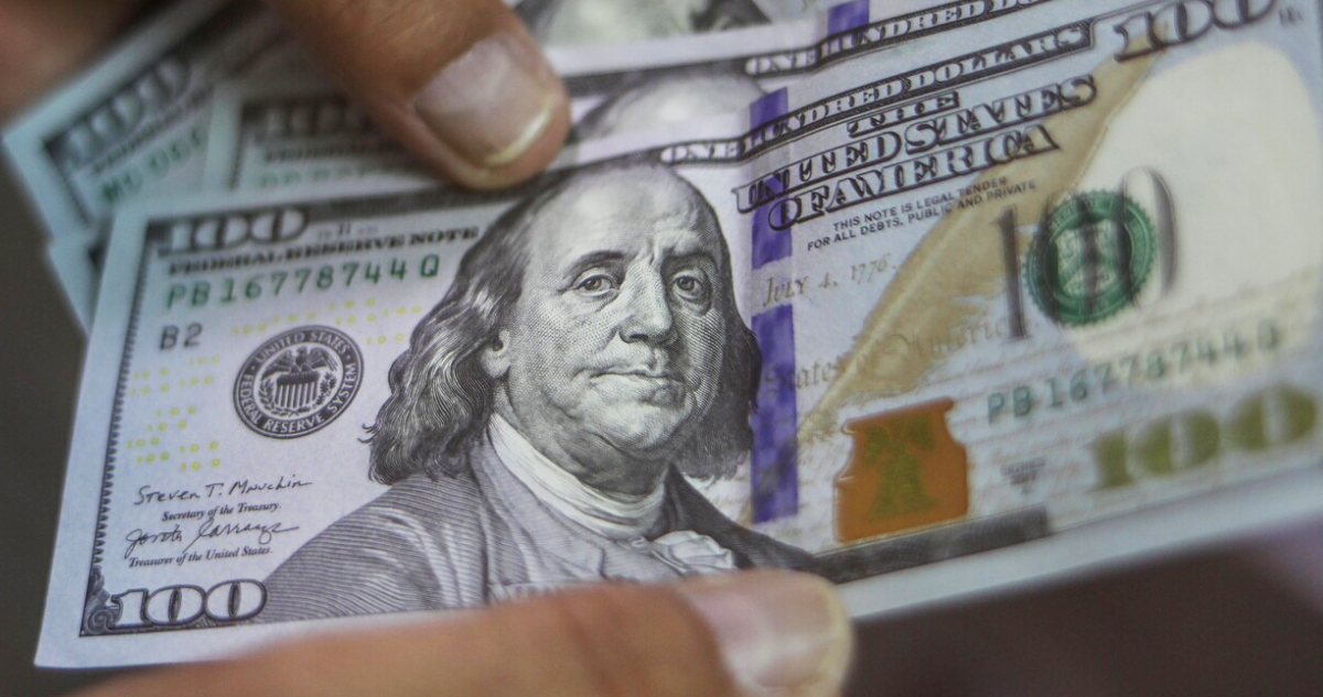 Dólar se contrae bajo los $950 ante la reacción del petróleo por posible distensión en Medio Oriente